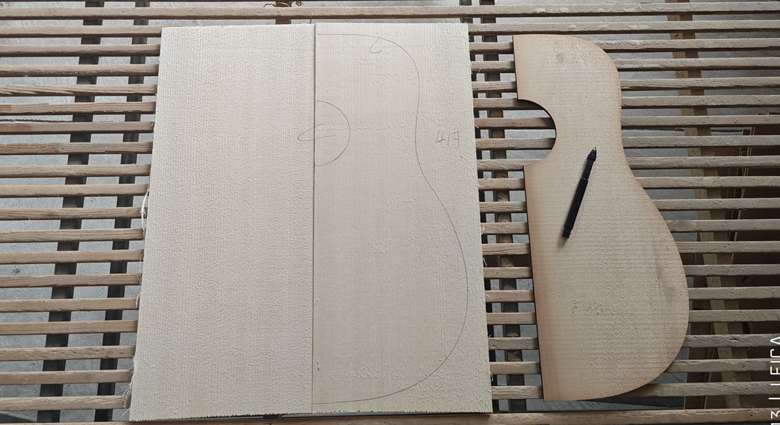 スプルースギターのサウンドボードフィッティング